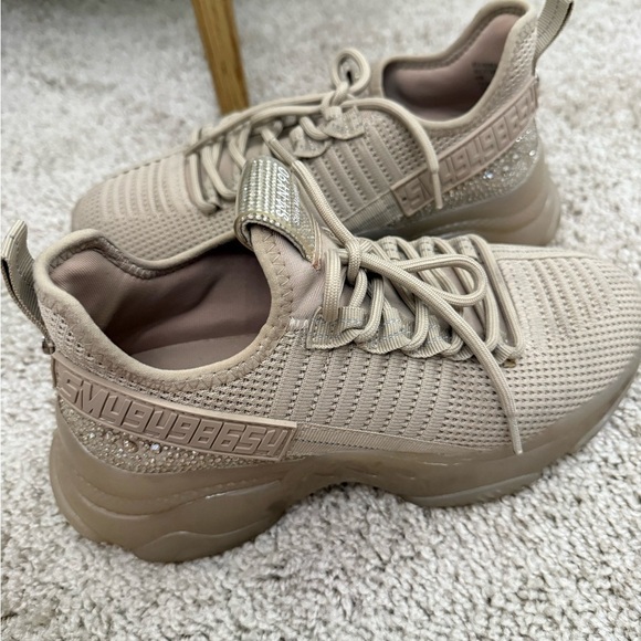 Steve Madden Shoes - Stylish Beige Women's Sneakers